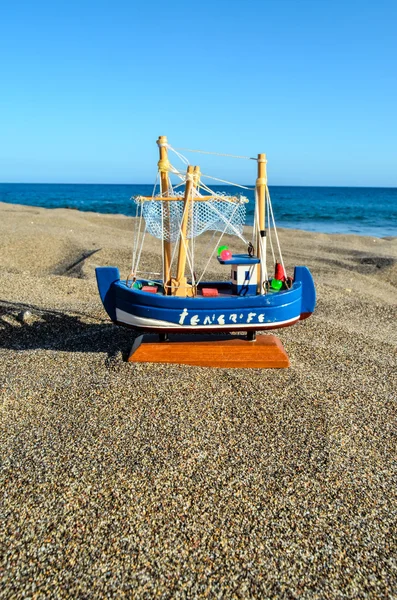 Bateau jouet sur la plage de sable — Photo