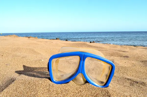 Maschera di immersione sulla spiaggia di sabbia — Foto Stock