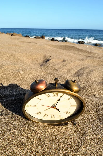 Reloj en la playa de arena —  Fotos de Stock