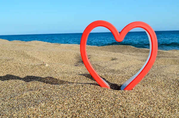 Corazón en la playa de arena —  Fotos de Stock