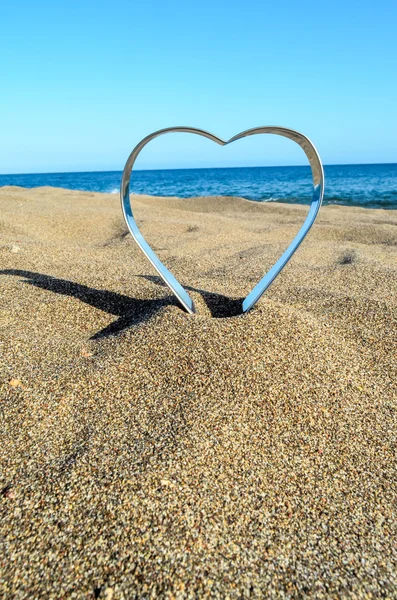 Hjerte på sandstranden - Stock-foto