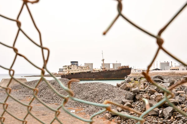 Barco oxidado de metal abandonado — Foto de Stock