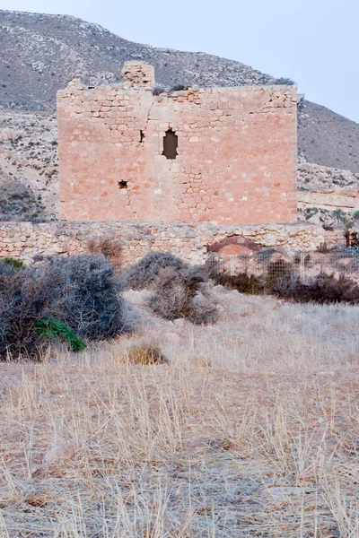 Заброшенный пустынный дом снаружи — стоковое фото