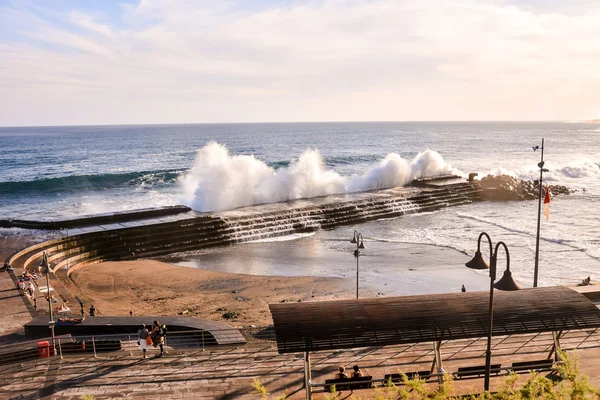 De grandes vagues se brisent sur la côte — Photo