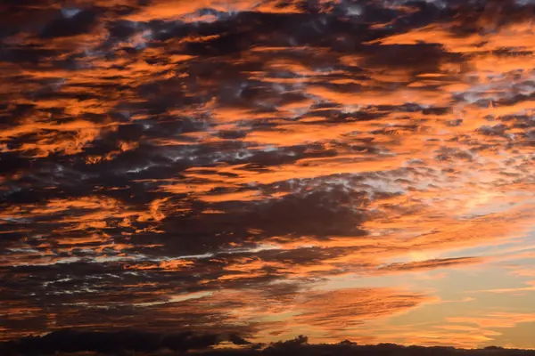 Nuvens coloridas ao pôr do sol — Fotografia de Stock