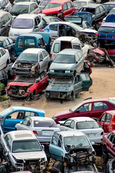 Alte Schrottautos auf Schrottplatz — Stockfoto