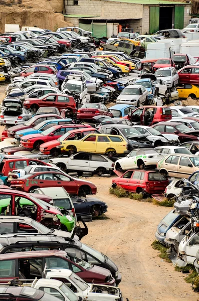 Alte Schrottautos auf Schrottplatz — Stockfoto