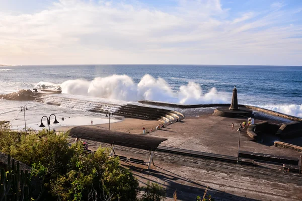 Grandi onde che si infrangono sulla costa — Foto Stock