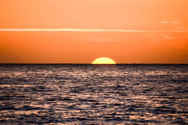Il sole che tramonta nel mare — Foto Stock