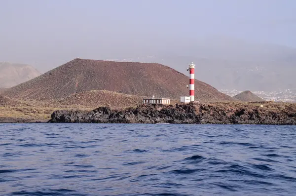 Faro alto cerca de la costa —  Fotos de Stock