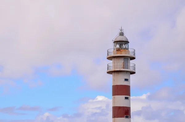 Faro alto vicino alla costa — Foto Stock