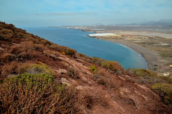 Tropischer Strand in der Nähe der Stadt — Stockfoto