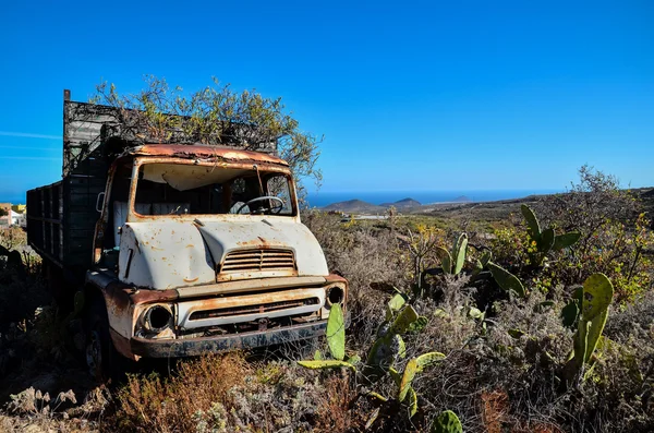 Camion abbandonato arrugginito — Foto Stock