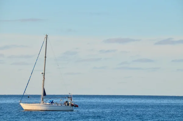 Лодка в океане — стоковое фото