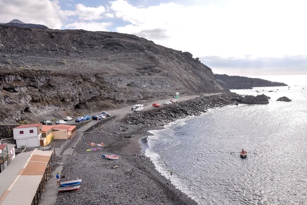 Strand an der trockenen Lavaküste — Stockfoto