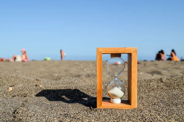 Sanduhr am Sandstrand — Stockfoto