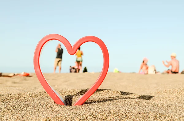 Corazón en la playa de arena —  Fotos de Stock