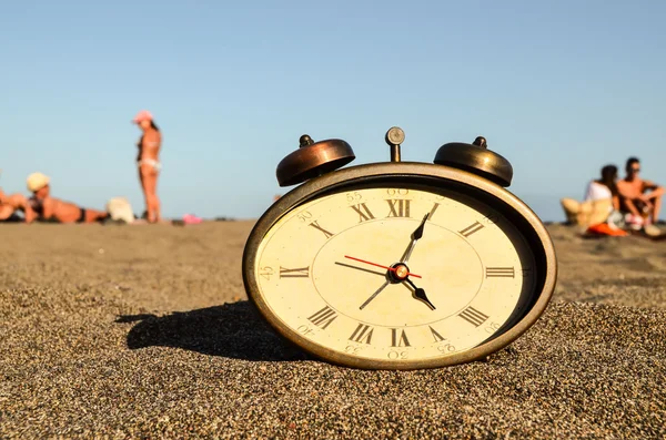 Reloj en la playa de arena — Foto de Stock