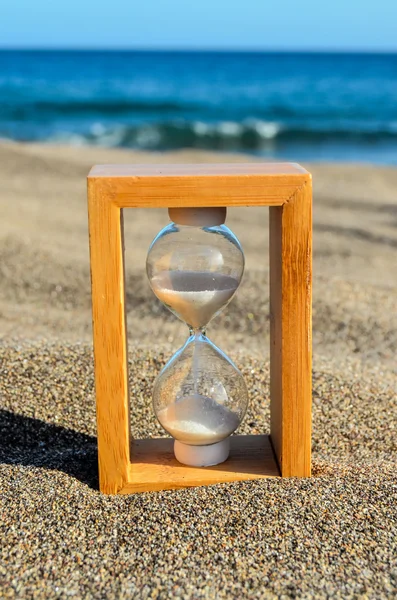 Horloge sablier sur la plage de sable — Photo