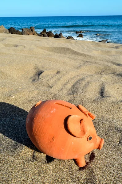 Piggy Bank op het zand strand — Stockfoto