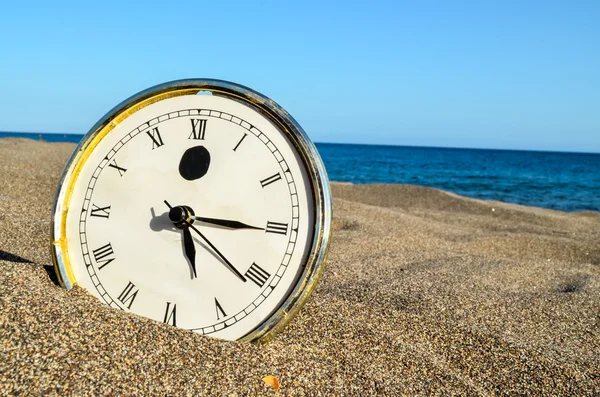 Reloj en la playa de arena —  Fotos de Stock