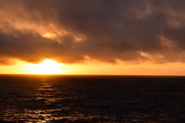 Färgade moln vid solnedgången — Stockfoto