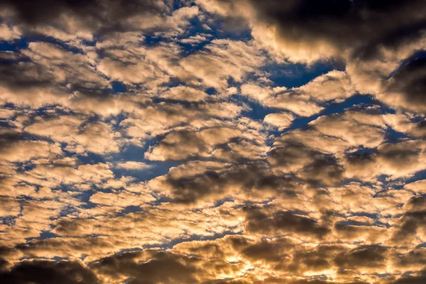 Farbige Wolken bei Sonnenuntergang — Stockfoto