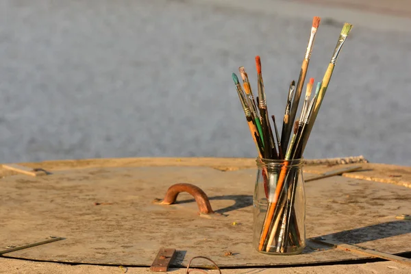 Vanha likainen käytetty Paintbrushes — kuvapankkivalokuva