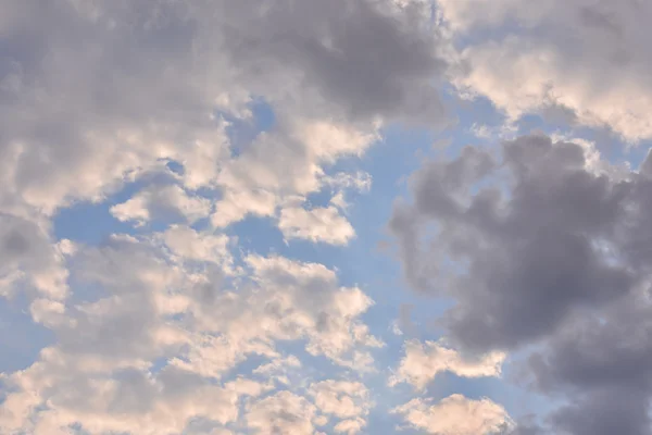 Nuvens coloridas ao pôr do sol — Fotografia de Stock