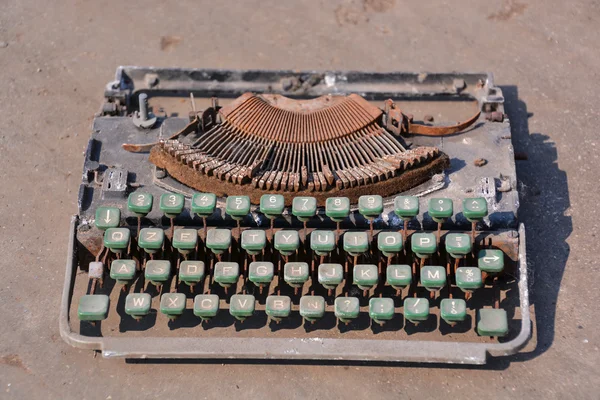Rostige alte Oldtimer-Schreibmaschine — Stockfoto