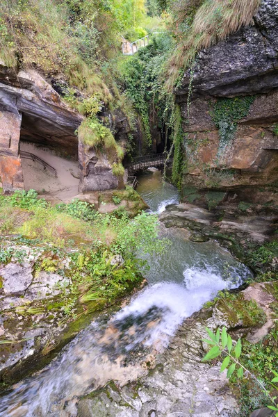 Su sıçrama şelale — Stok fotoğraf