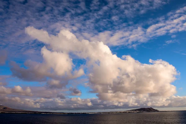 Farbige Wolken bei Sonnenuntergang — Stockfoto