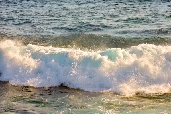 Большая волна в океане — стоковое фото