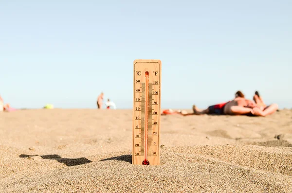 Teploměr na písečné pláži — Stock fotografie