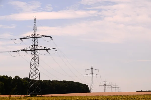 Hoogspanning elektrische transmissietoren — Stockfoto