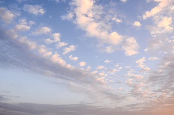 Цветные облака на закате — стоковое фото