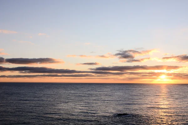 Färgade moln vid solnedgången — Stockfoto