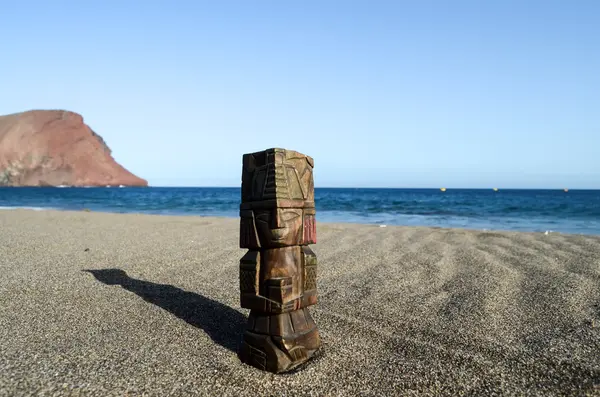 Estátua Maya Antiga na Praia da Areia — Fotografia de Stock