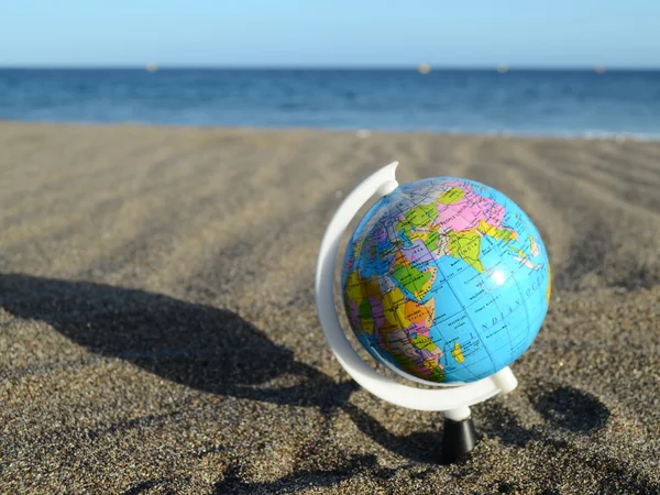 Globo Tierra en la playa — Foto de Stock