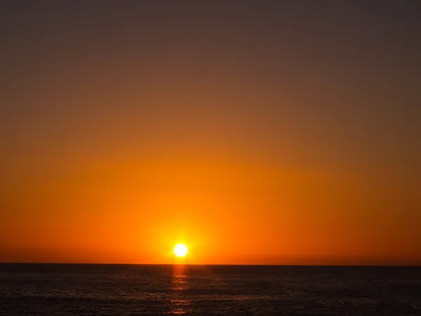 Tropikalny zachód słońca w morzu — Zdjęcie stockowe
