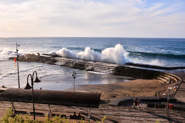 De grandes vagues se brisent sur la côte — Photo