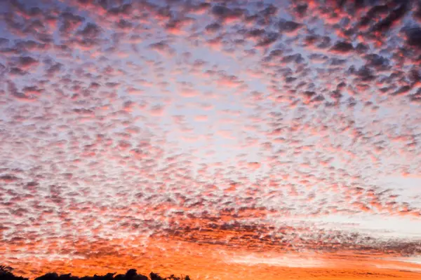 Nuvens coloridas ao pôr do sol — Fotografia de Stock