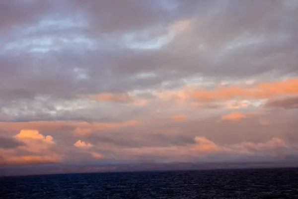 Nubes de colores al atardecer — Foto de Stock