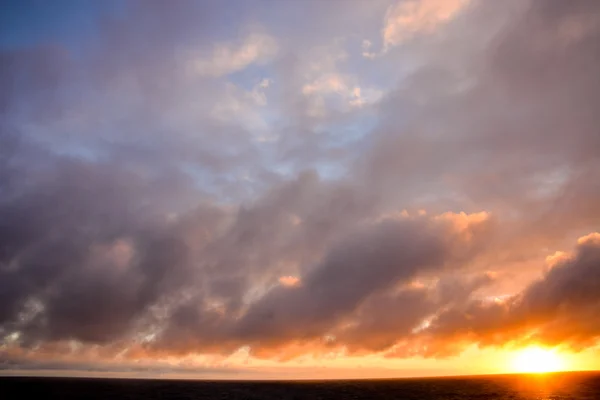 เมฆสีที่พระอาทิตย์ตก — ภาพถ่ายสต็อก