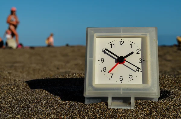 Orologio sulla spiaggia di sabbia — Foto Stock