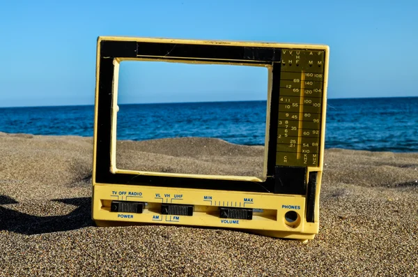 Televisie op het zandstrand — Stockfoto