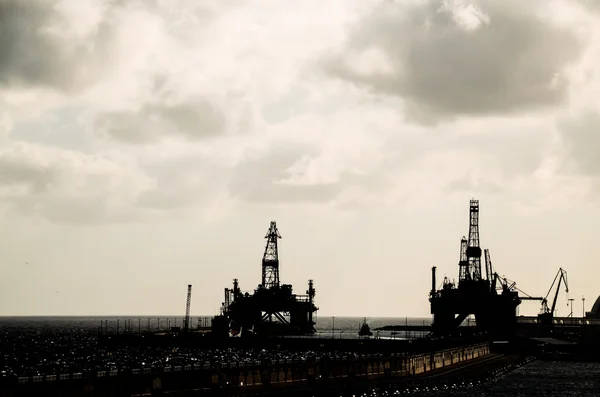 Silhueta de equipamento de perfuração de petróleo — Fotografia de Stock