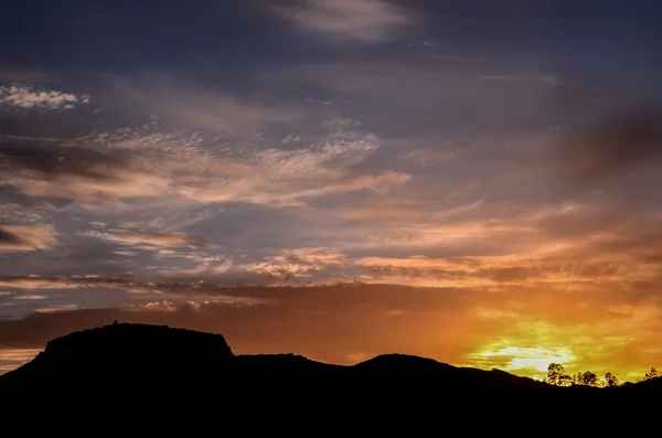 Zon achter een berg silhouet — Stockfoto