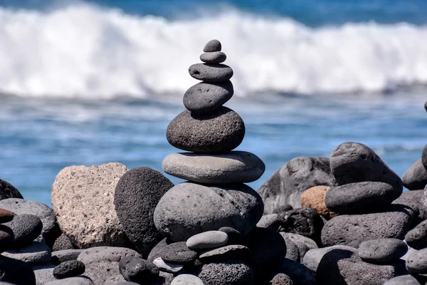 海のビーチの石のスタック — ストック写真