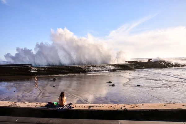 Large Waves Breaking on the Coast — Stock Photo, Image
